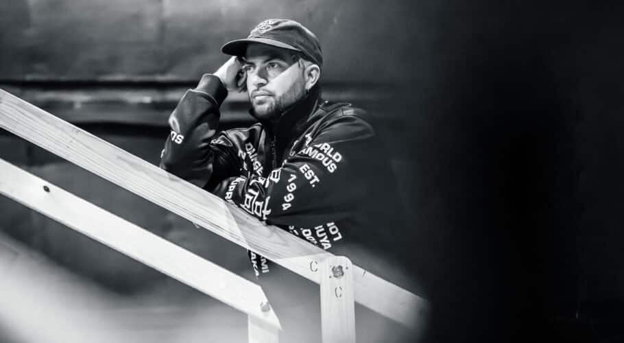 Lloyd’s Minimalist Productions Become Broadway’s Pop Culture Phenomena- Three Columns Cards News