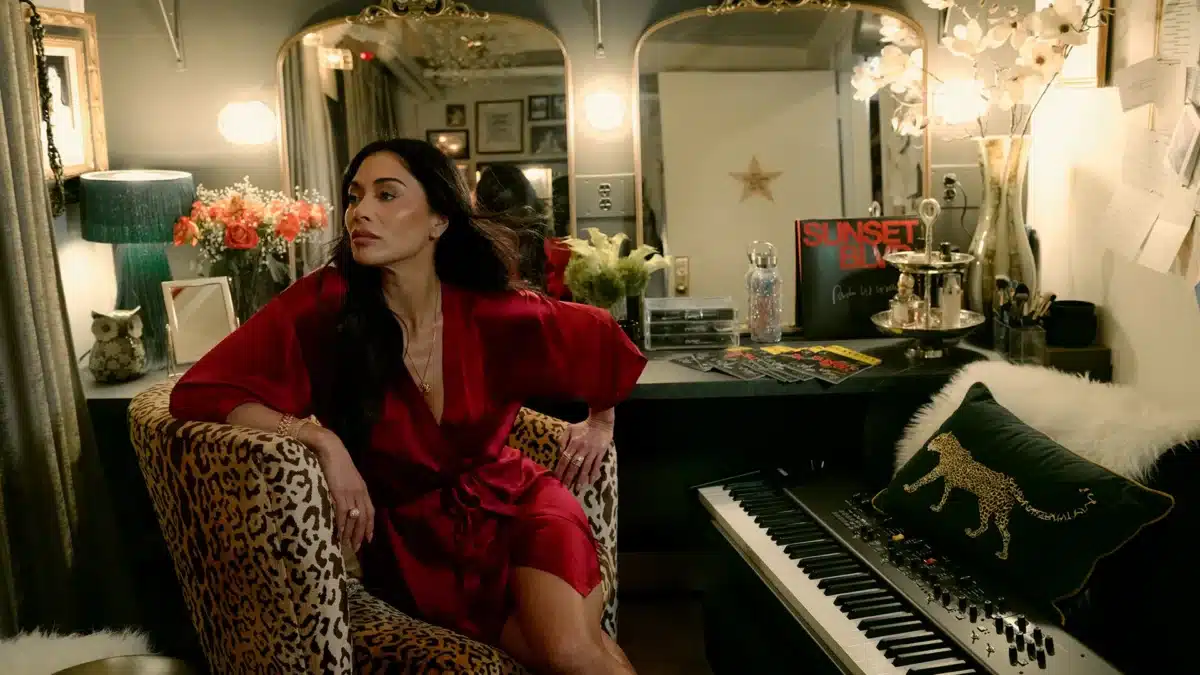 Nicole Scherzinger Conquers Broadway at Last- Four Columns Cards News